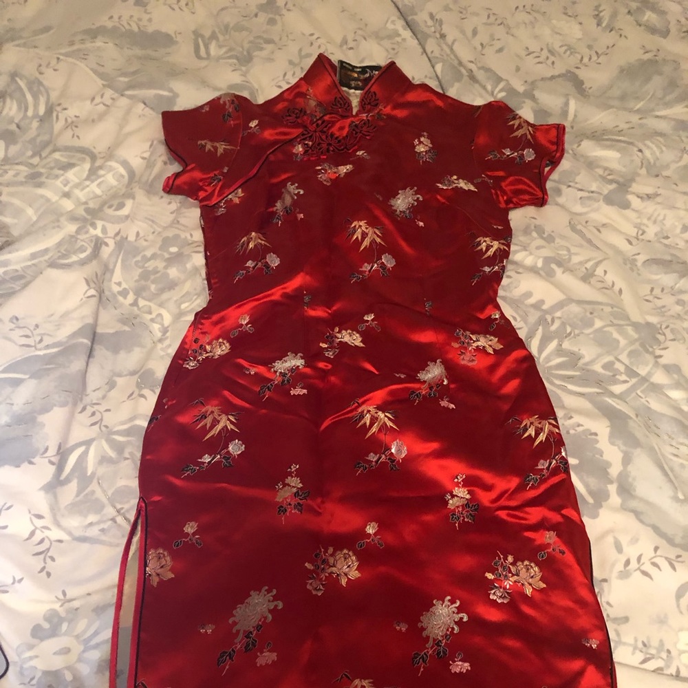 Traditional dress with beautiful detailing ❤️